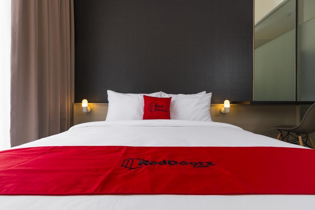 Reddoorz Plus Near Perbanas Jakarta Exterior photo